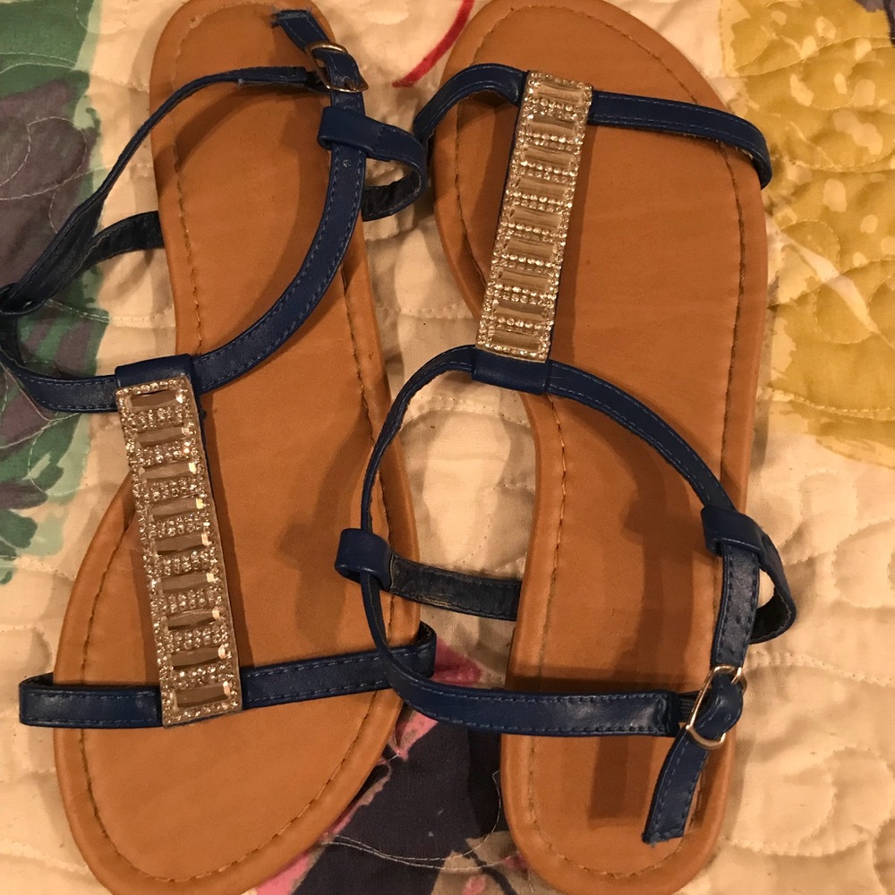 Super cute!!! Blue with rhinestone accent sandal.
